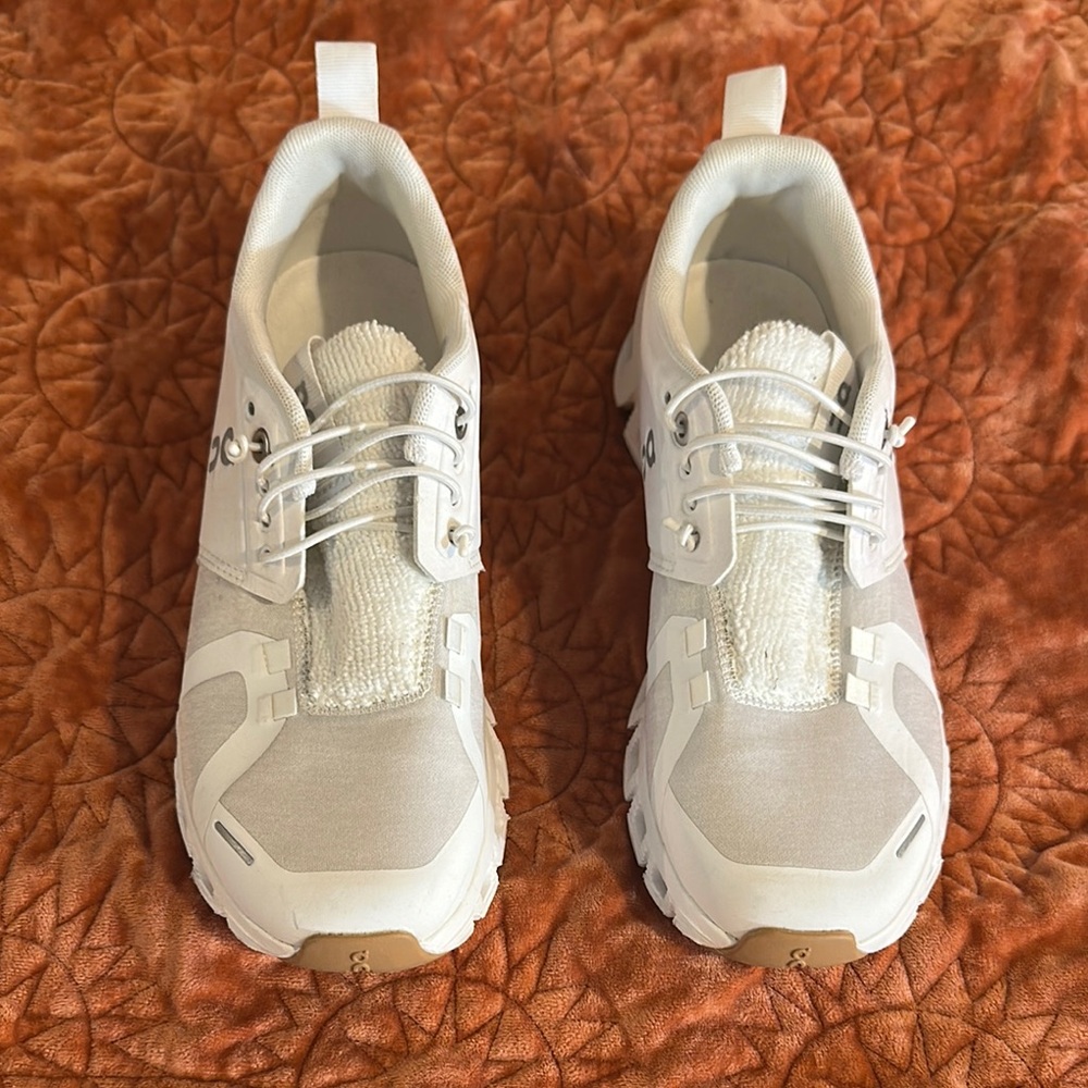 On Running White Athletic Shoes with Breathable Mesh Upper